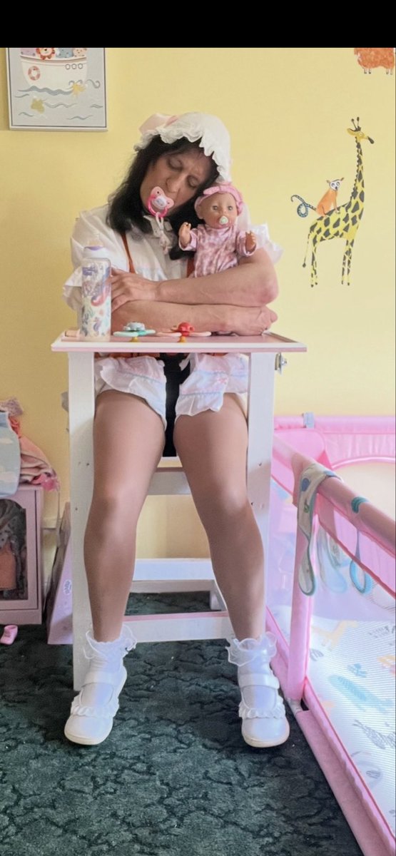 mummysgirlkatie's tweet photo. Baby Katie (6mo) kicks off our daily little moments: high-chair snuggles, paci kisses & dolly cuddles. Pure baby joy. ๐งธ๐
#BabyKatie #6MonthOldBaby #LittleAndLoved #HighChair #PaciClip #DollyCuddles #FrillySocks #MaryJanes #SFW #KindnessOnly #babyhighchair https://t.co/nUS3c4Ipk3