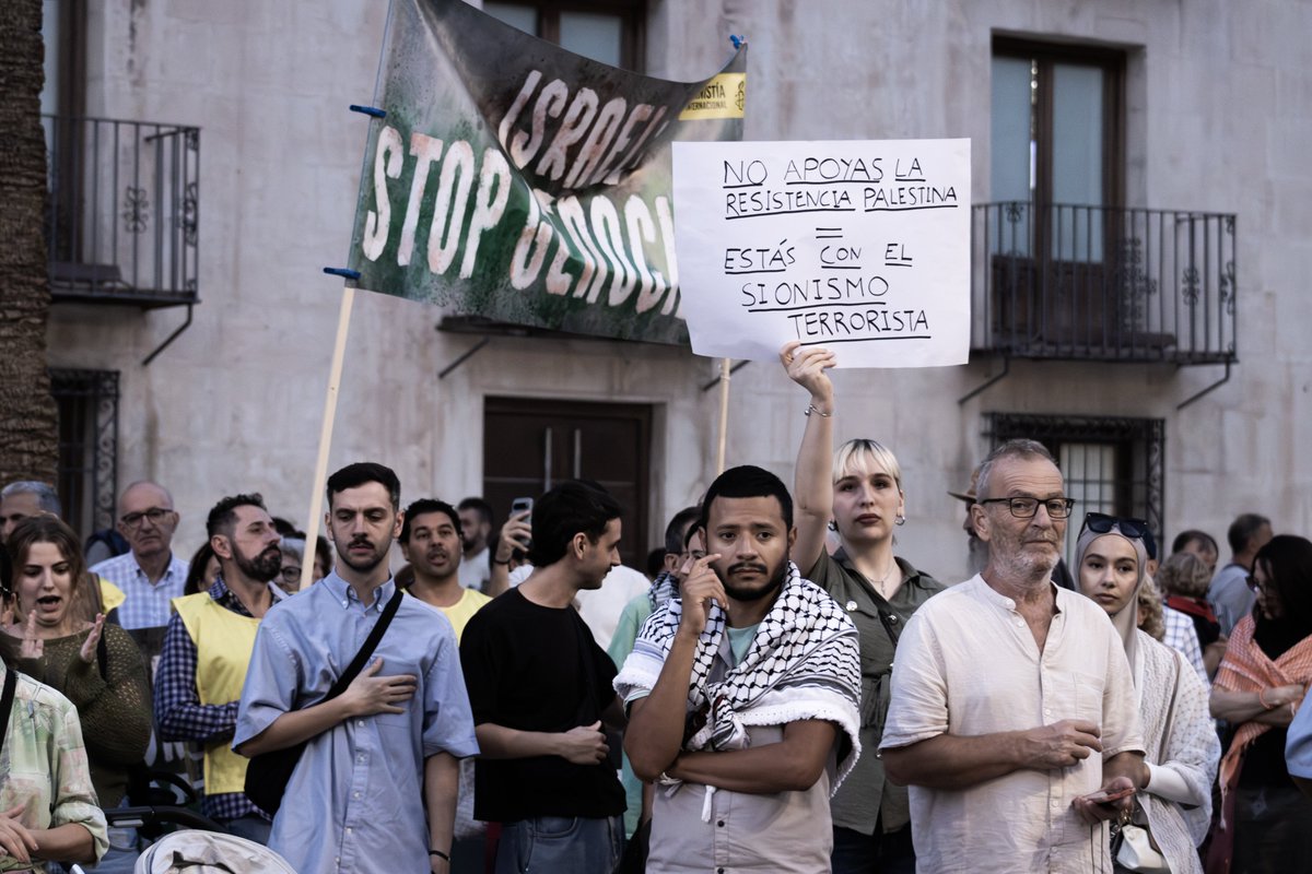 Compromís per Elx (@compromiselx) on Twitter photo 🇵🇸✊🏽 Ahir la ciutadania il·licitana es va mobilitzar pel segrest de la <a href="/gbsumudflotilla/">Global Sumud Flotilla</a> i denunciar el genocidi a Gaza.
Davant del silenci, resistim amb dignitat i consciència col·lectiva. No pararem fins que Palestina siga lliure.
#FreePalestine #GlobalSumudFlotilla #Elx 🇵🇸✊🏽 Ahir la ciutadania il·licitana es va mobilitzar pel segrest de la <a href="/gbsumudflotilla/">Global Sumud Flotilla</a> i denunciar el genocidi a Gaza.
Davant del silenci, resistim amb dignitat i consciència col·lectiva. No pararem fins que Palestina siga lliure.
#FreePalestine #GlobalSumudFlotilla #Elx