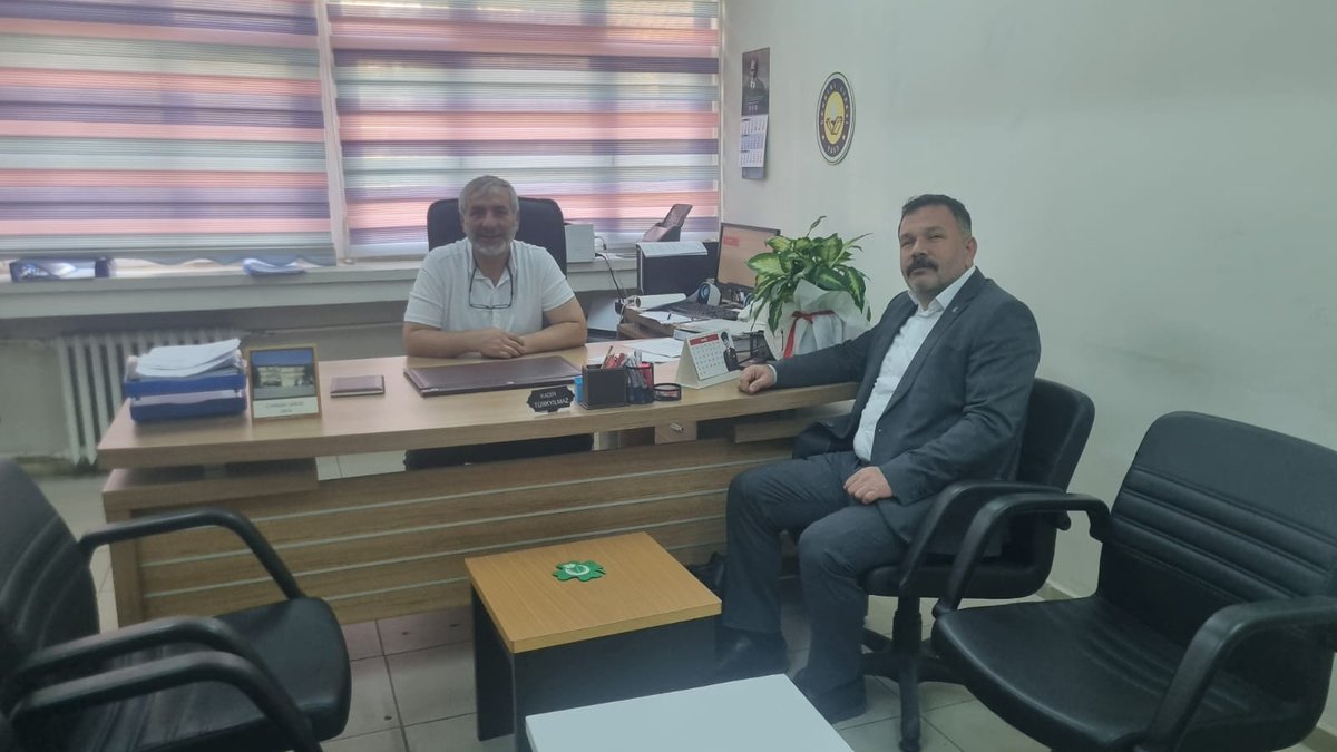 Şube başkanımız Ahmet Dönmez,  Çankırı Lisesi müdür yardımcılığına görevlendirilen üyemiz Kadir Türkyılmaz'ı makamında ziyaret ederek hayırlı olsun dileklerini iletti. 
Hayırlı bir eğitim sezonu temenni ediyoruz ⚘️