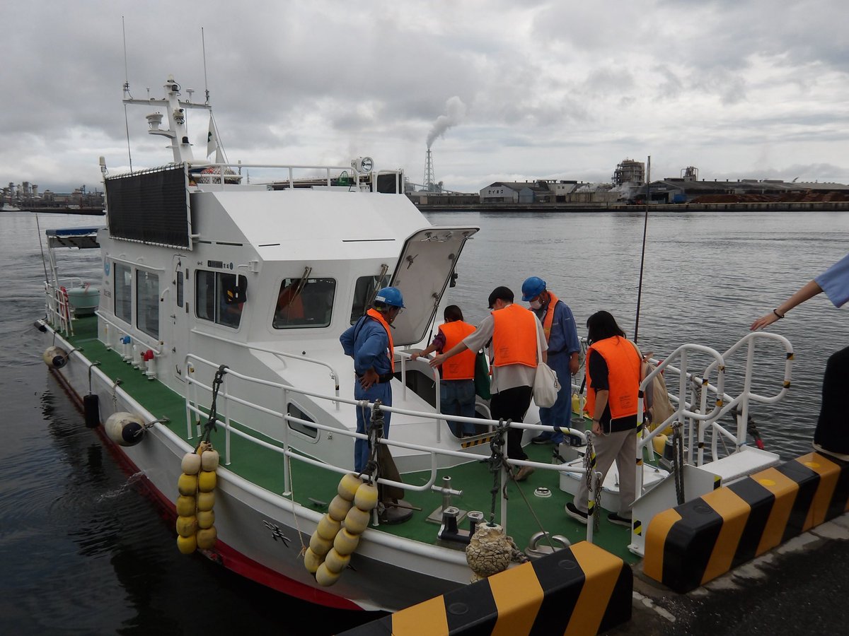 Shiogama9512's tweet image. 【筑波大学&東北大学の学生が仙台塩釜港を見学!🚢】
港のしくみや震災復興、防災の役割について学びました。
2つの大学の学生が交流することで、新しい視点やアイデアも✨
#仙台塩釜港 #港湾見学 #筑波大学 #東北大学 #防災 #復興