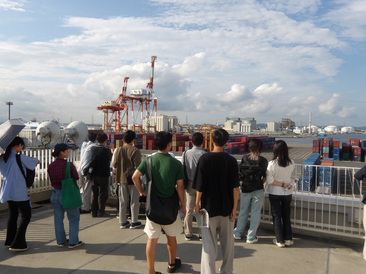 Shiogama9512's tweet image. 【筑波大学&東北大学の学生が仙台塩釜港を見学!🚢】
港のしくみや震災復興、防災の役割について学びました。
2つの大学の学生が交流することで、新しい視点やアイデアも✨
#仙台塩釜港 #港湾見学 #筑波大学 #東北大学 #防災 #復興