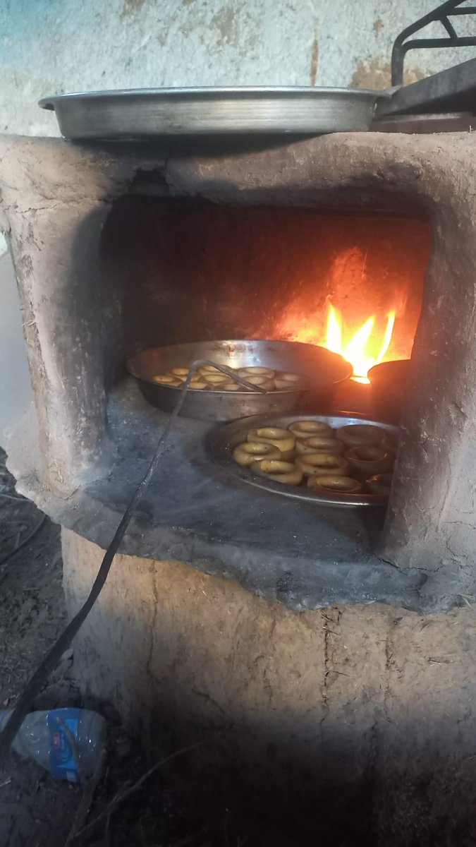 HamedRamia's tweet photo. Palestinian ka’ak from my mother’s hands in Al-Mawasi, Khan Younis.
With your donations we bought the ingredients and shared it with other displaced families.
Please keep donating — your support means life and hope. https://t.co/BZnT2GSY1X https://t.co/xIesov9lrL
