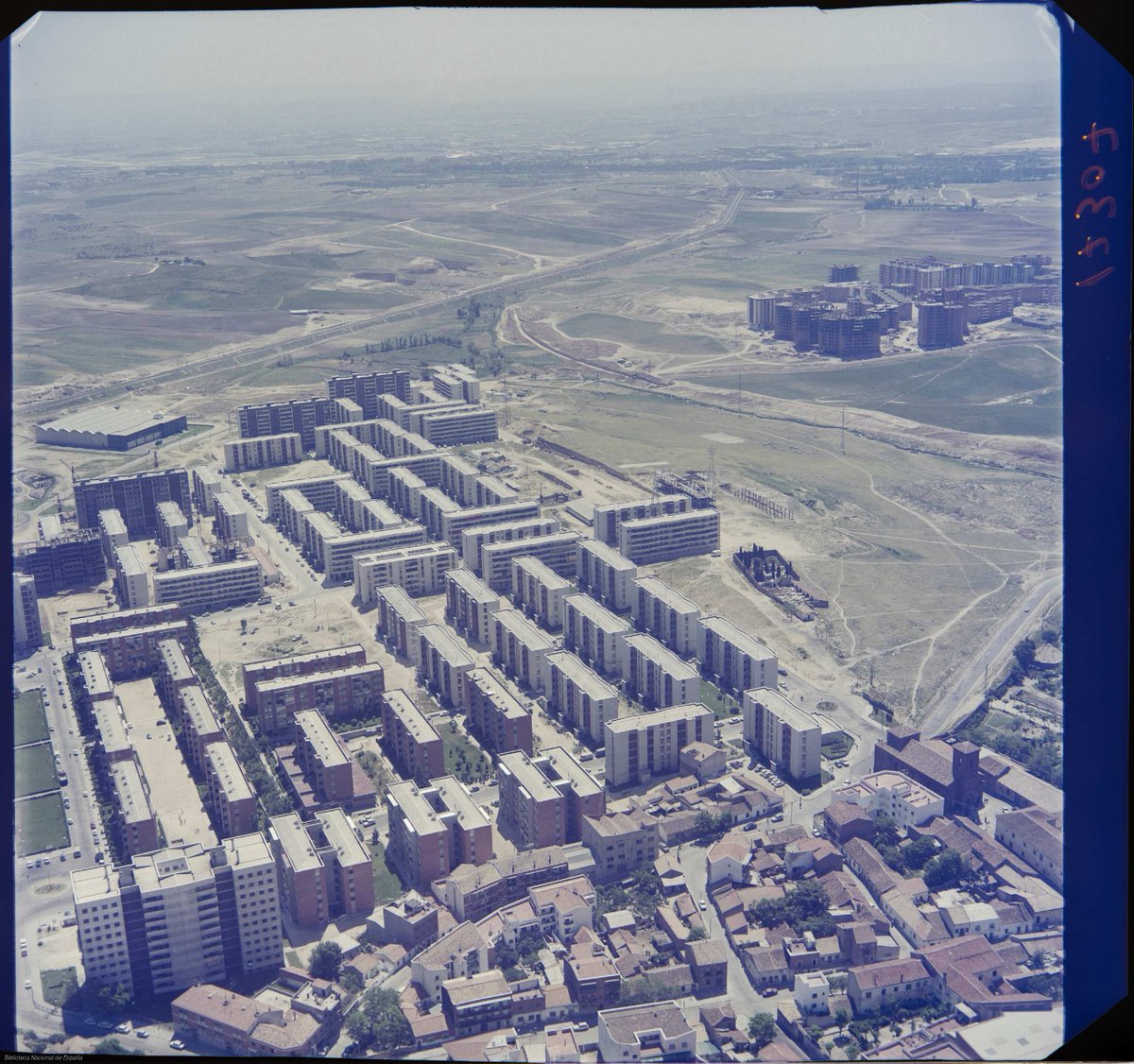 MadridAntiguo's tweet photo. El pueblo de Hortaleza en 1972 con el casco antiguo casi al completo. El silo no se ve por por poco, pero sí el cementerio,San Matías,los Paúlesahí está sobreviviendo como una isla al lado de la urbanización llamada Colombia, construida por esas fechas (1972, Archivo Bagüés, BNE) https://t.co/kONKbDgViT