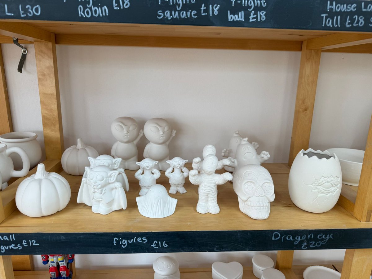 LoveNewmarket's tweet image. It's getting spooooky at Studio Scribbles 👻 The perfect activity to keep all ages entertained this Halloween, pop in to create your own ghoulish fiend. 

#StudioScribbles #PotteryPainting #SupportLocal #SupportOurHighStreet #LoveNewmarket #Newmarket #NewmarketSuffolk