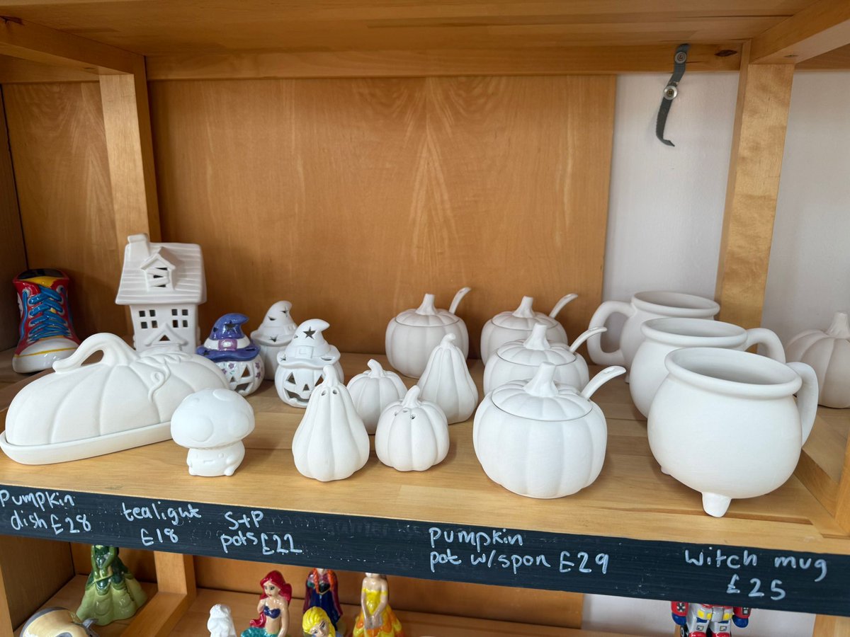 LoveNewmarket's tweet image. It's getting spooooky at Studio Scribbles 👻 The perfect activity to keep all ages entertained this Halloween, pop in to create your own ghoulish fiend. 

#StudioScribbles #PotteryPainting #SupportLocal #SupportOurHighStreet #LoveNewmarket #Newmarket #NewmarketSuffolk