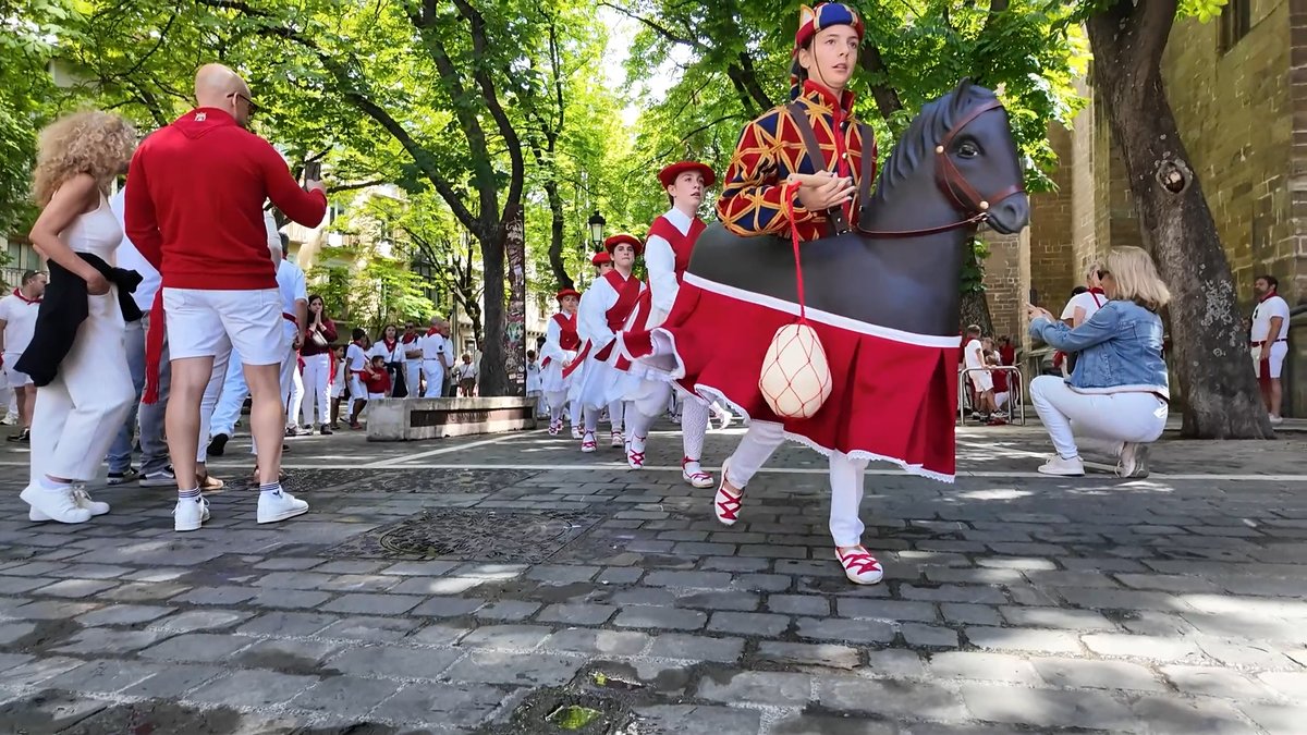 Hurbiltzen ari gara poliki-poliki. Bost emanaldi izan genituen oso denbora gutxian. Aurtengo sanferminetako gure karrika-dantzen berri honako kronikan:

dantzan.eus/kidea/dugunadt…