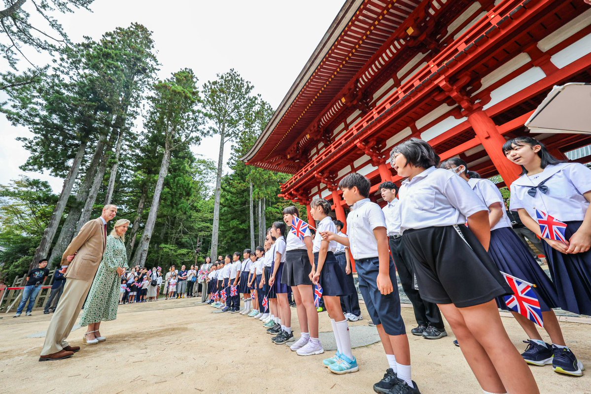 During their recent visit to Japan, Their Royal Highnesses, The Duke and Duchess of Edinburgh, met with children who are learning English through a British Council supervised curriculum. 

📸 British Embassy Tokyo. #RoyalFamily