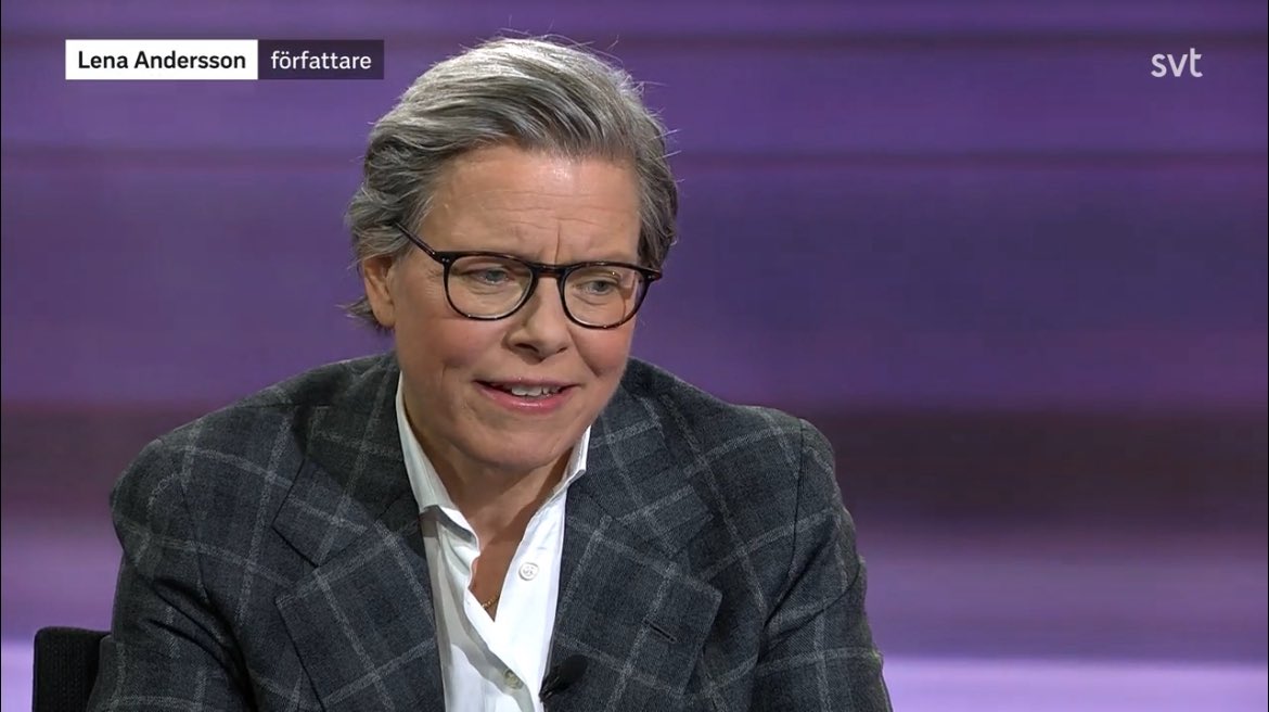 JohannaNyman5's tweet photo. Lena Andersson kritiserar stödet till Ukraina och menar att landet bör ”acceptera sitt geografiska öde. Man är en annan typ av land när man ligger bredvid Ryssland.”

Därmed legitimerar Andersson ett imperialistiskt tyranni som förnekar nationers självklara rätt till frihet och suveränitet – en ståndpunkt som är bekvämt lätt att inta från tryggheten i Sverige, långt bort från risken för rysk ockupation.