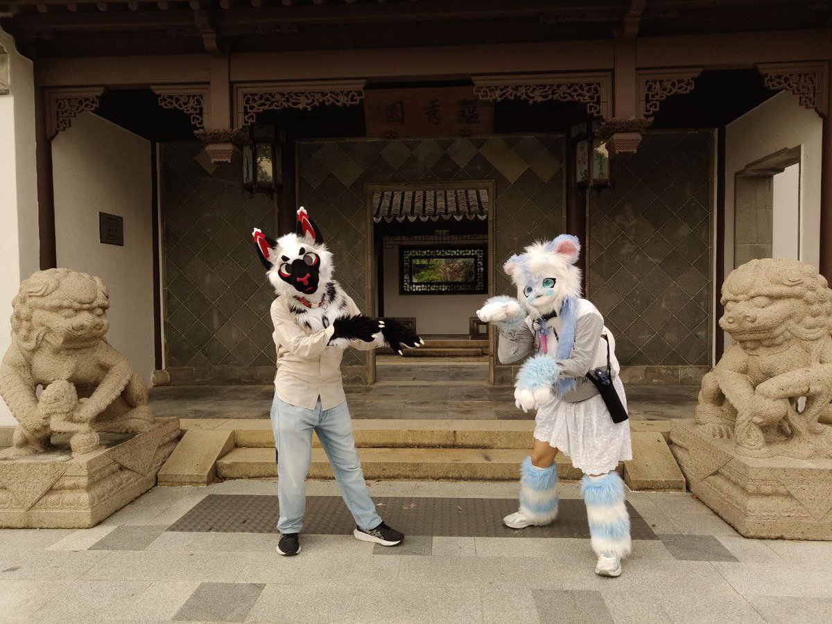 Extra two guardian cats for the household :3 

📸: Fara 
#FursuitFriday