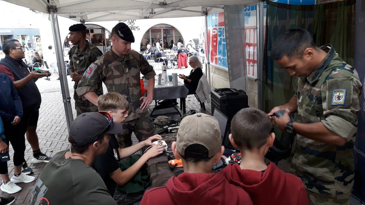 Les Tles FEDSG ont participé à la corrida du JHM. La 1ère Batterie du 61ème RA de Semoutiers a proposé un simulateur de pilotage de drones. Les élèves avaient apporté deux panneaux sur le sport dans les armées.

#fedsg #jhm #grandest #hautemarne #chaumont #lyceebouchardon