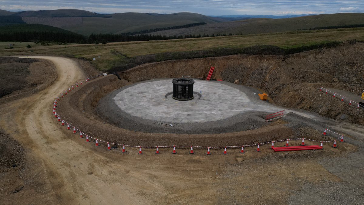 🚨Project milestone🚨

We're proud to have completed the first concrete pour at the 4️⃣th largest wind farm in the UK!

Our team is working hard to progress the £400m Sanquhar II Wind Farm - a project set to power 3️⃣3️⃣5️⃣k+ homes annually upon completion.⚡️

jones-bros.com/jones-bros-hit…