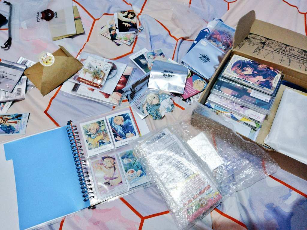 bjir beres² sm nyortir merch buat koleksi abadi + yg buat aku relakan jual ini ga kelar² dah, soalnya masih sayang semuanya 😭