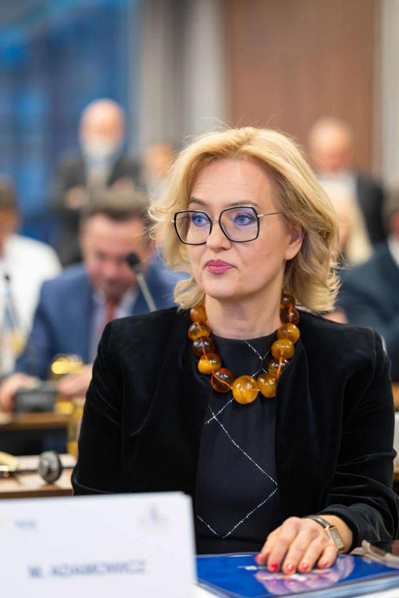 Maciej Naskręt (@maciejnaskret) on Twitter photo Nieregularne duże kule z bursztynu. Typowy  naszyjnik barokowy. 
Zapytałem sprzedawców bursztynu o wycenę. Jest bardzo bogato. Od 15 do 30 tys. zł w zależności od tego co widać w kulach.
Moim zdaniem politykowi taki przepych nie przystoi, Magdalena Adamowicz ujawniła w Nieregularne duże kule z bursztynu. Typowy  naszyjnik barokowy. 
Zapytałem sprzedawców bursztynu o wycenę. Jest bardzo bogato. Od 15 do 30 tys. zł w zależności od tego co widać w kulach.
Moim zdaniem politykowi taki przepych nie przystoi, Magdalena Adamowicz ujawniła w