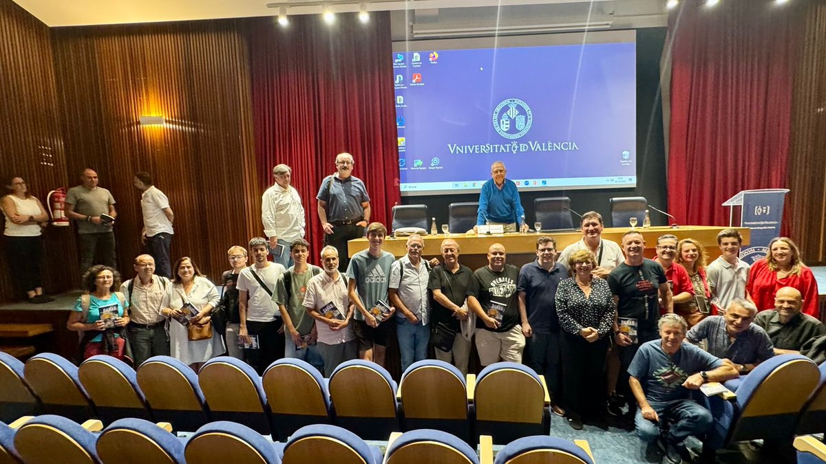 Casi una foto de familia con algunos de los asistentes a la presentación de mi libro "Danas" ayer en Valencia. Meteorólogos, hidrólogos, estudiantes, comunicadores, bomberos, alcaldes...Un buen símbolo de la necesaria sinergia a que me refiero en mi libro para conseguir una