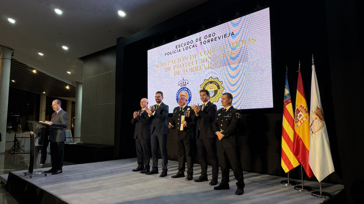 Celebramos la festividad de los Santos Ángeles Custodios, patrones de nuestra Policía Local. Un día para recordar a quienes ya no están y para agradecer a quienes cuidan de Torrevieja cada día.

El Escudo de Oro fue concedido a Protección Civil por su compromiso y entrega.