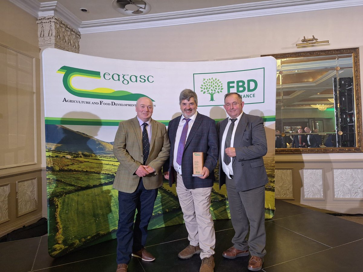Huge congrats to RED MILLS customer Tom Tierney on his win at this weeks Teagasc/FBD Environmental Sustainability Awards 👏

Tom won the 'Enhancing biodiversity' category and is pictured with William Grogan (RED MILLS Baltinglass) and Denis Halpin 🌱

#REDMILLSAgri
