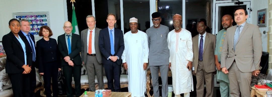 Rasheethe's tweet image. Yesterday evening, H.E. Atiku Abubakar met with a prominent @EUinNigeria delegation, including the Ambassador to Nigeria, H.E. Gautier Mignot.

The delegation, headed by Barry Andrews, a member of the European Parliament and the leader of the 2023 EU Election Observation Mission…