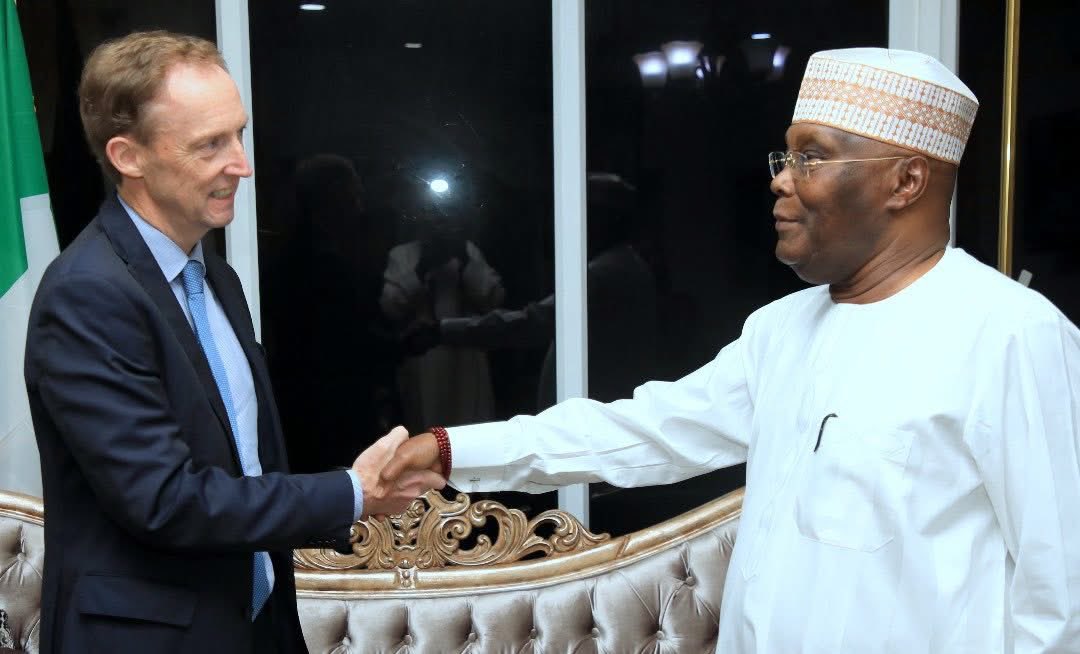 Rasheethe's tweet image. Yesterday evening, H.E. Atiku Abubakar met with a prominent @EUinNigeria delegation, including the Ambassador to Nigeria, H.E. Gautier Mignot.

The delegation, headed by Barry Andrews, a member of the European Parliament and the leader of the 2023 EU Election Observation Mission…