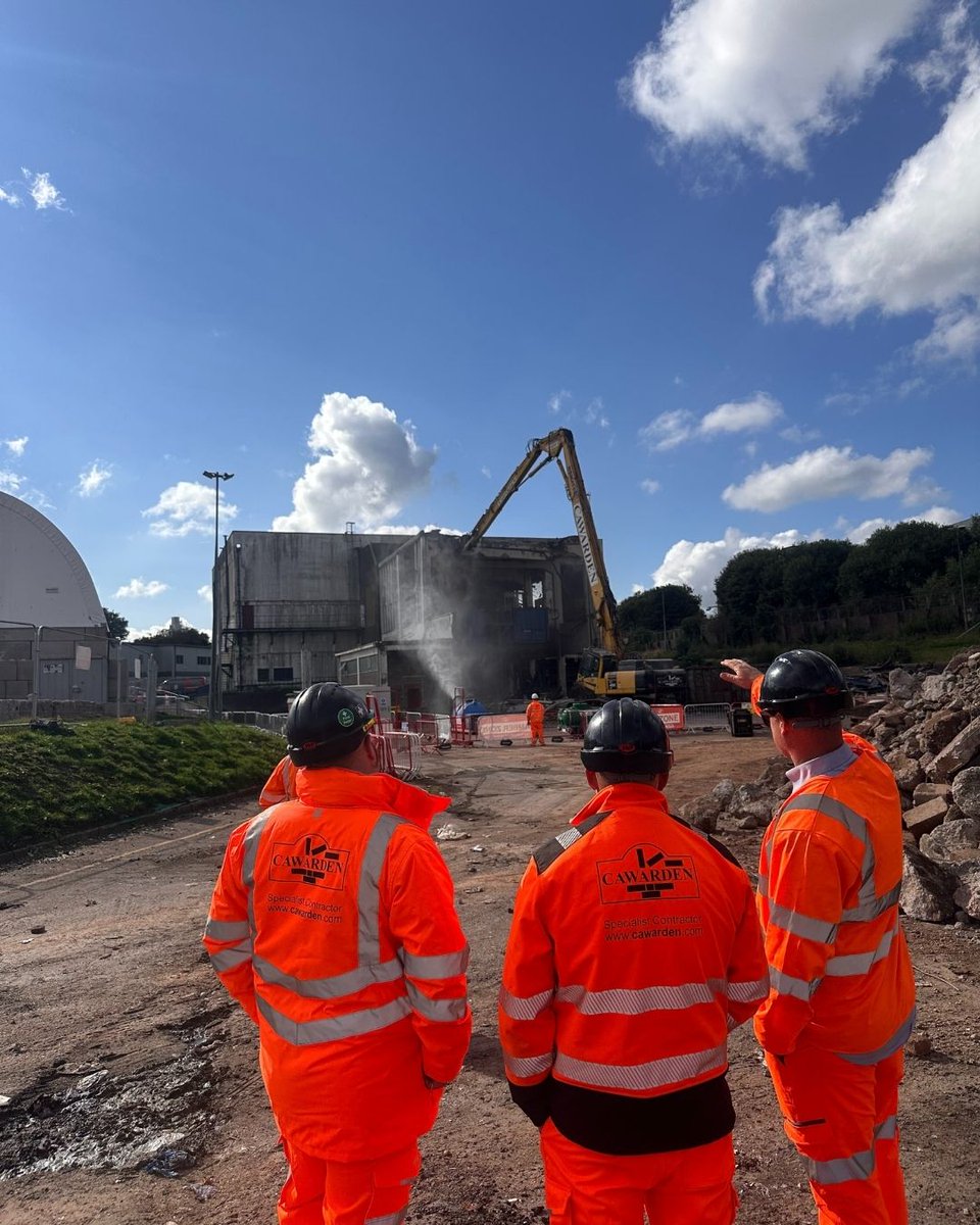 CawardenCo's tweet image. 🚧 A collaborative effort is underway at our integrated delivery project for our client in Kings Norton. Our teams are working seamlessly together to deliver #demolition, #groundworks, and #earthworks at this active waste site.

#Cawarden