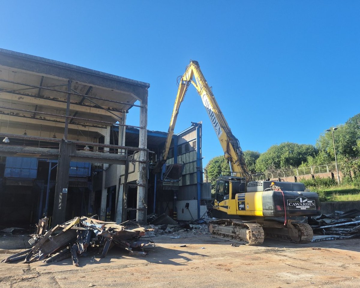 CawardenCo's tweet image. 🚧 A collaborative effort is underway at our integrated delivery project for our client in Kings Norton. Our teams are working seamlessly together to deliver #demolition, #groundworks, and #earthworks at this active waste site.

#Cawarden