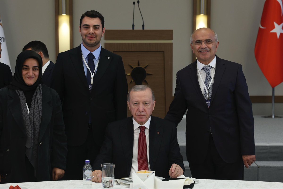 samiermbb's tweet image. 174. Genişletilmiş İl Başkanları Toplantımızı, Genel Başkanımız ve Cumhurbaşkanımız Sn. @RTErdogan liderliğinde Genel Merkezimizde gerçekleştirdik.

#TürkiyeYüzyılı vizyonu için durmadan çalışmaya devam ediyoruz.