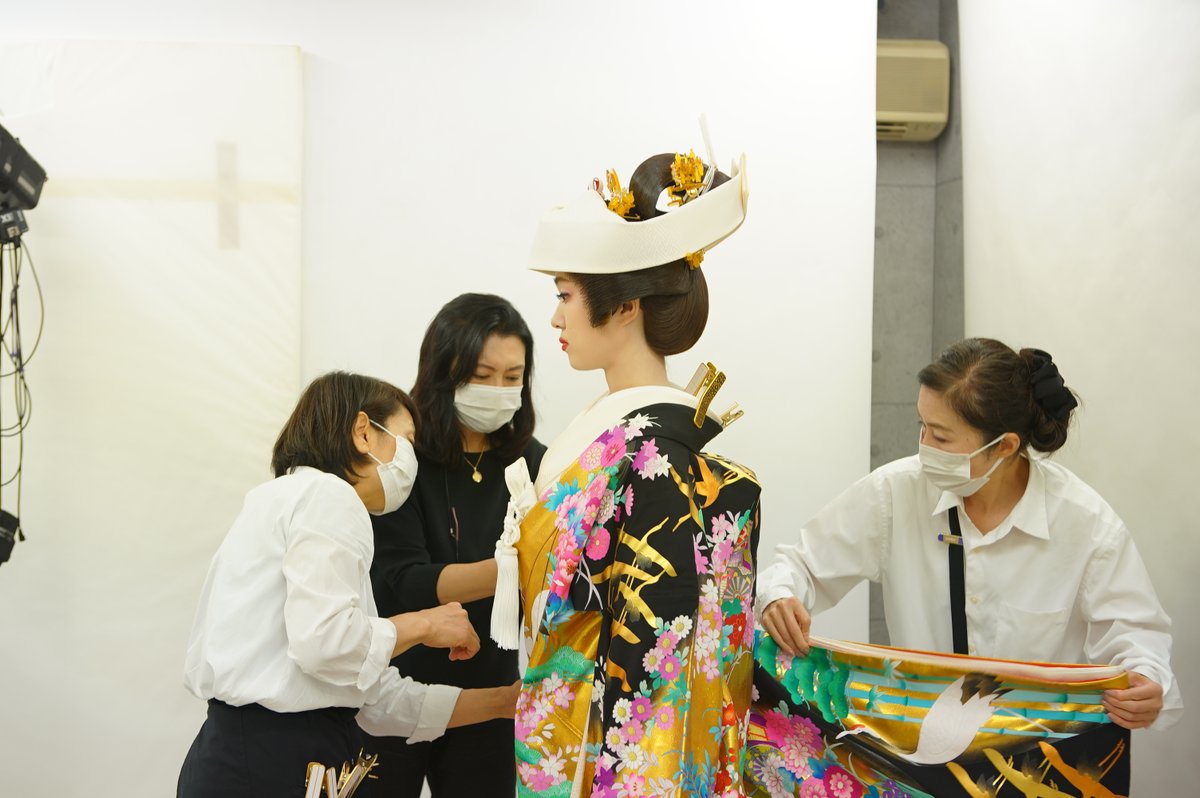 keishukai's tweet photo. 9/29はZenkonContest20245で優秀賞と金賞1位を受賞した選手の花嫁講習最終日の撮影でした☘️小池代表が2016年に千葉益子賞受賞以来、林澪子会長の代わりに『花嫁講習』を復活させて今年で丸10年👏高い技術を伝授し、本物の衣装で撮影体験させることにより、社会貢献出来る技術者を育てる授業です👘 https://t.co/1Mssm7Qvxu