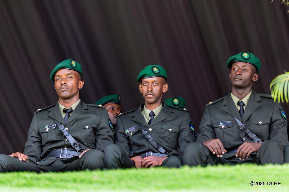 🚨𝐀𝐌𝐀𝐊𝐔𝐑𝐔 𝐀𝐆𝐄𝐙𝐖𝐄𝐇𝐎🚨

Brian Kagame, umuhererezi mu bana ba Perezida Paul Kagame na Madamu Jeannette Kagame, ari muri ba ofisiye bato bagiye kwinjira mu Ngabo z'u Rwanda.

Brian Kagame yasoreje amasomo ya gisirikare muri Sandhurst Military Academy yo mu Bwongereza.