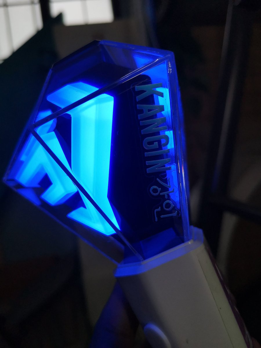 AngeliCruz's tweet photo. Testing.. Testing... akala ko d ka na iilaw e.... Long press nga pla... hahhaa... excited nakowwwwwww..... see you tomorrow @SJofficial #SS10Manila #superjunior20thanniversary  #PhElfs https://t.co/pOdXXZwok9
