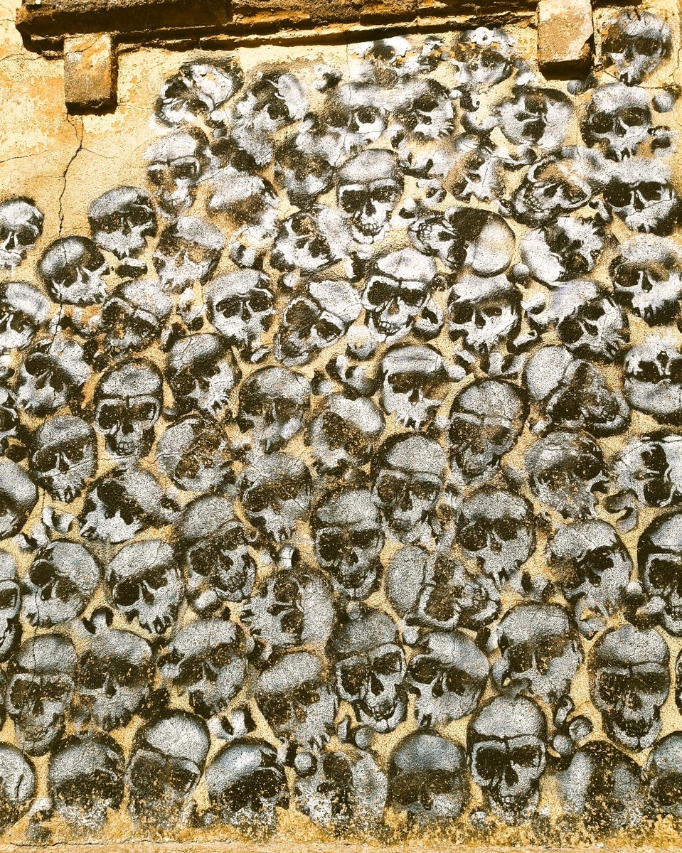 Ni cerrando los ojos podemos ocultar tantos muertos: laacequia.blogspot.com/2025/10/ni-cer…