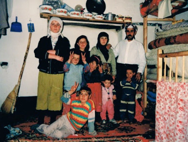 bazı fotoğraflara girerken, bazı fotoğrafları unutmamak gerekiyor. 32 yıl önce bugün muş vartinis'te evlerinde yedi çocuklarıyla beraber yakılarak öldürülen, zaman aşımından dosyaları kapatılan öğüt ailesi'nin hatırasına saygıyla.