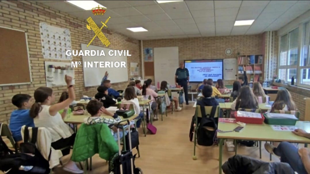 El pasado día 1, el #PlanDirector  de la #GuardiaCivil de #Pontevedra en el #CEIPdeTenorio ,  realizó una conferencia de TRIC (Prevención  y concienciación de los riesgos de seguridad que comportan las tecnologías de la relación  para la información  y las comunicaciones).