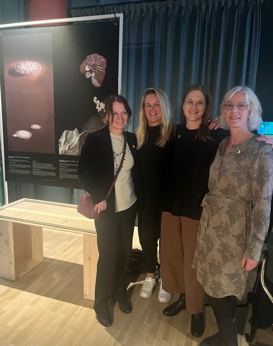 reactgroup's tweet image. ✨ ReAct’s Maria Pränting & Therese Holm joined the opening of Rethink Bacteria – a SciArt exhibition where science meets art!
🖼️ The magical photos by artist Gabriela Torres Ruiz were presented in a warm and welcoming setting, accompanied by enlightening talks:
🎤 Your inner…