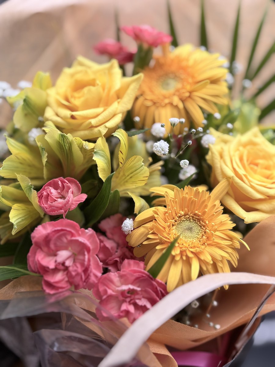 あと2～3日出勤したらあとは有給消化で退職となるんですが、今日でもう勤務被らないパートさんとかもいるからと一足先にお花とお菓子をいただいた😌本当にね、あいつさえ入職してこなければまだまだこの職場で働いていたかった🥺