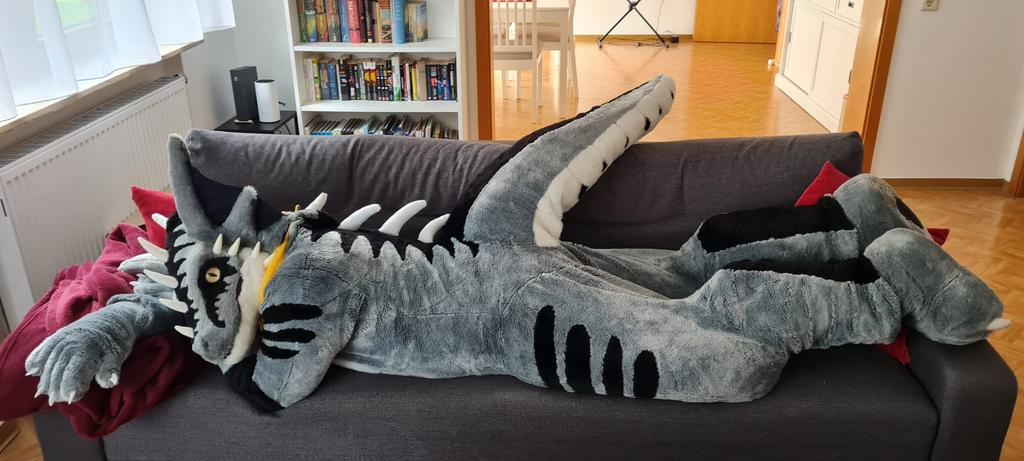 I feel lonely recently...
Would you cuddle with me? 🥺