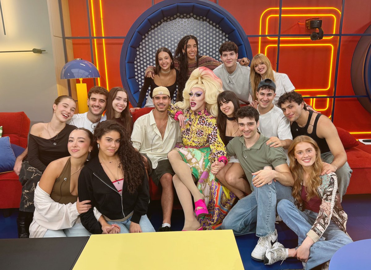 En la primera edición de OT no había nadie abiertamente LGTBIQA+. Me hace muy feliz que el programa se haya adaptado a los tiempos hasta el punto de que la mitad de los concursantes formen parte del colectivo y, en cualquier momento, una fabulosa drag queen entre por la puerta.