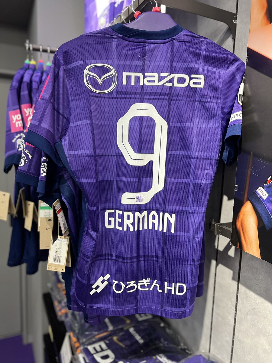 HvgoMTP's tweet photo. Actuellement dans la boutique officielle de l’équipe d’Hiroshima. C’est pas je tombe sur qui ? #TemOM https://t.co/q0bW9x6cbo