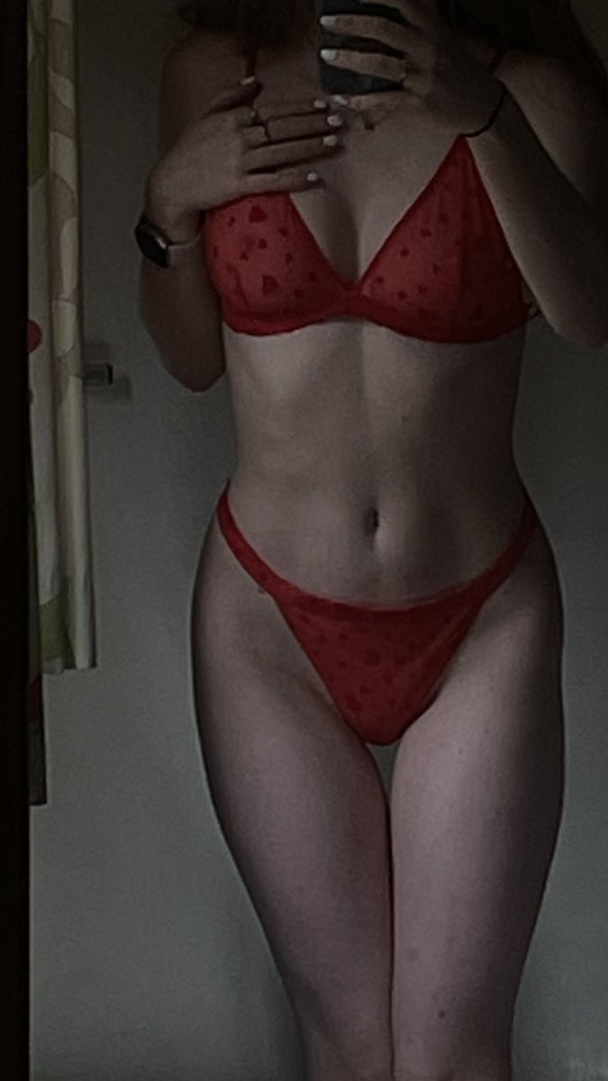 Anablake08's tweet photo. Would u invite me into your bed ?? https://t.co/8SAnKUOF9F