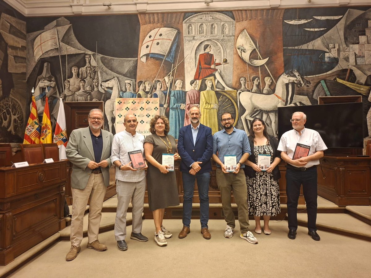 Lleno absoluto para la presentación del libro sobre 'El Pilar: Identidad y mito' de la colección de los cuadernos del Ebro editado por la <a href="/FundGasparTorre/">Fund Gaspar Torrente</a> , con presencia de sus autores y el coordinador de la publicación, Ignacio López Susín <a href="/sevegodina/">sevegodina</a>