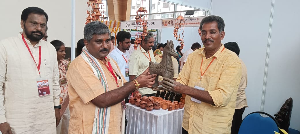 BJPMadhukarAP's tweet image. విజయవాడ ఖాదీ సంతలో మదనపల్లి నుండి వచ్చిన వారు మా ముందు మట్టితో తయారు చేసిన గుర్రం.
#SwadeshiSankalp 
#VocalForLocal