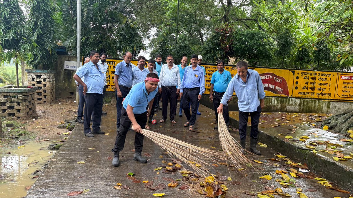 SodepurECL's tweet photo. *# special Campaign 5.0* has also officially commenced at Sodepur Area and Cleanness Drive has started from 2nd of Oct'2025 at Dhemomain Group Office Premises under Sodepur Area, ECL. https://t.co/zf6PAq0q6u