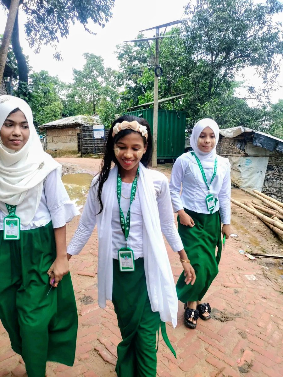 RoAnisHlaMyint's tweet image. Our Rohingya students are truly brave! 

Even in the largest Rohingya refugee camp, they face the exam board with courage, determination, and smiling faces. Their resilience and dedication inspire us all. 💪📚

#RohingyaStudents #Bravery #EducationMatters #HopeAndDetermination