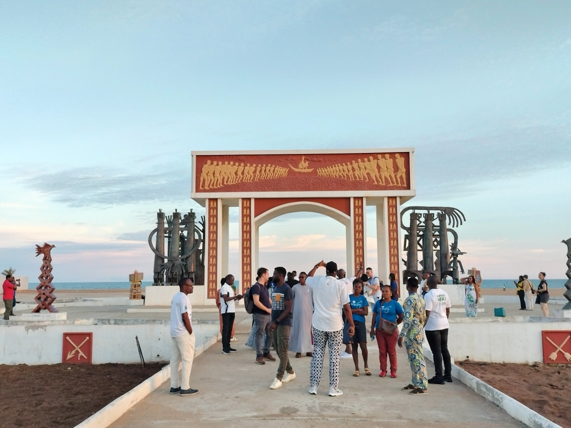 En marge des pré-conférences #WikiConv, les participants ont découvert le patrimoine de #Ouidah 🇧🇯. Avec une visite au Temple des Pythons, la Place des Esclaves,  la Route de l’Esclavage, l'Arbre de l’Oubli et la Porte du Non-Retour. 
Crédit photo 📸 <a href="/WikiFranca/">WikiFranca</a>
