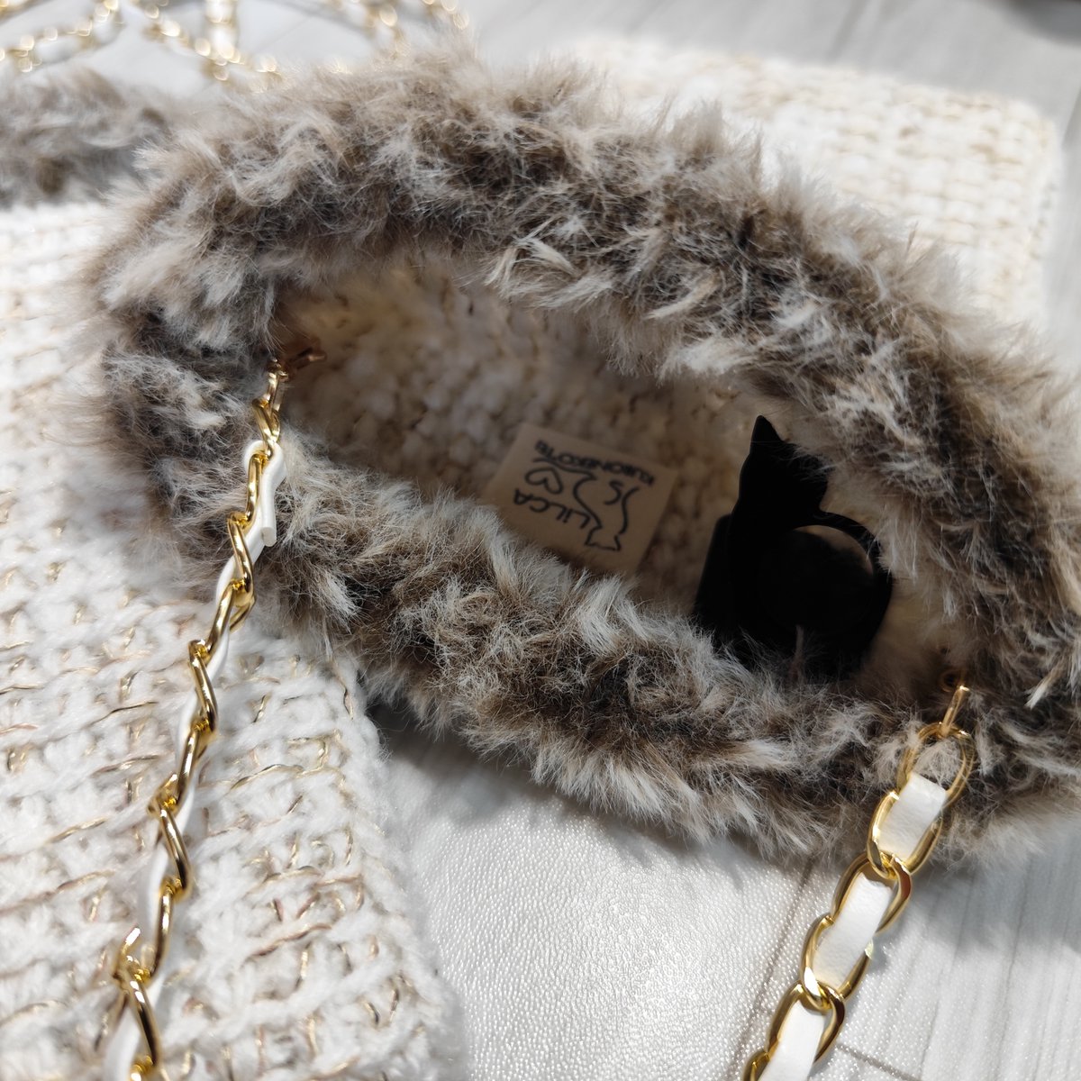 amimonoya's tweet photo. WHITE×GOLD✨

アフガン編みのスマホポーチᵃⁿᵈショルダー各種のご紹介です。

これからの季節のお出かけにいかがでしょうか♡

素材：アクリル・他

#手編み雑貨店黒猫亭 
#あみもの屋黒猫亭
#スマホポーチ
#スマホショルダー https://t.co/UL3UpQEI98