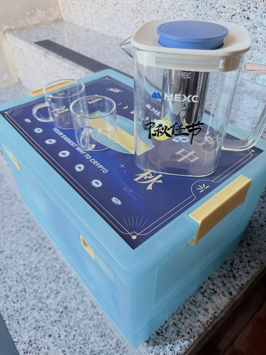 謝謝 <a href="/EvaHung1223/">一瓦 Evahung</a> 送來的 <a href="/MEXC_Official/">MEXC</a> <a href="/MEXCZH/">MEXC_華語</a> 中秋大禮盒

裡面東西太多所以拍不到，不過我已經決定把泡茶套裝轉贈給我媽了，因為她不用盯盤，比我閒多了😆

提早祝大家中秋快樂～記得再忙也要和家人團團圓圓🌕