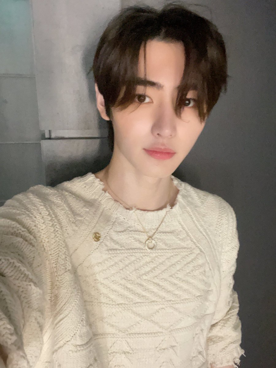 devillbea's tweet image. 𝐔na buena forma de terminar el día, según yo, es com #𝐝ou𝚋𝖑e·𝚖թ𝟹 ★ aunque de repente me vean balbuceando por ahí tratando de cantarla ¡dejenme, ahí soy feliz! ✺ 𓈒 de todos modos #𝓩𝕚𝐀本s𝕚nɢ𝑙e seguirá siendo mi playlist favorita siempre. 🫀

αme𝕣tumǝ' ♡᥀ #𝔷e𝕣o.