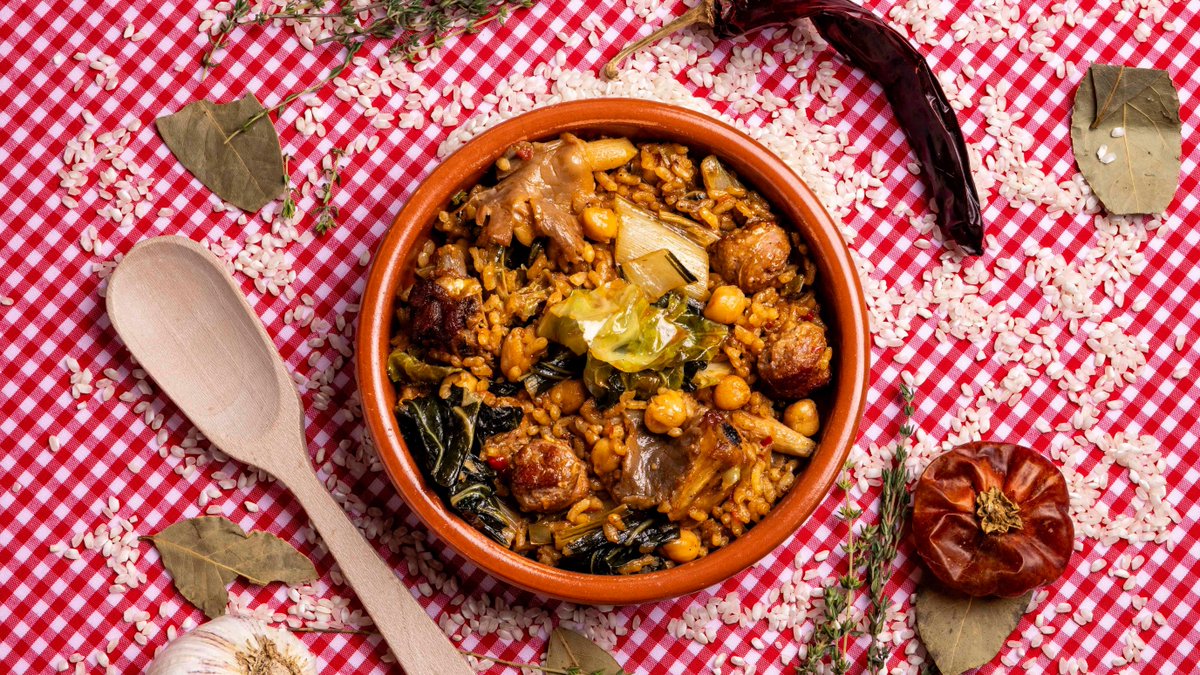 #LaXeflaLH 🍲
Radikal:

LA XEFLA L'H
🥘 Arròs · Costella de porc · Botifarra · Cigrons · Verdures · Tomàquet · Trompetes de la mort · All ·  Pebre vermell de la Vera

PLAT DE LA CASA
🔥 Braves amb torrezno

🥘 La Xefla L'H
🗓️ 4 d'octubre d'11 a 23h
📍 La Farga de L'Hospitalet