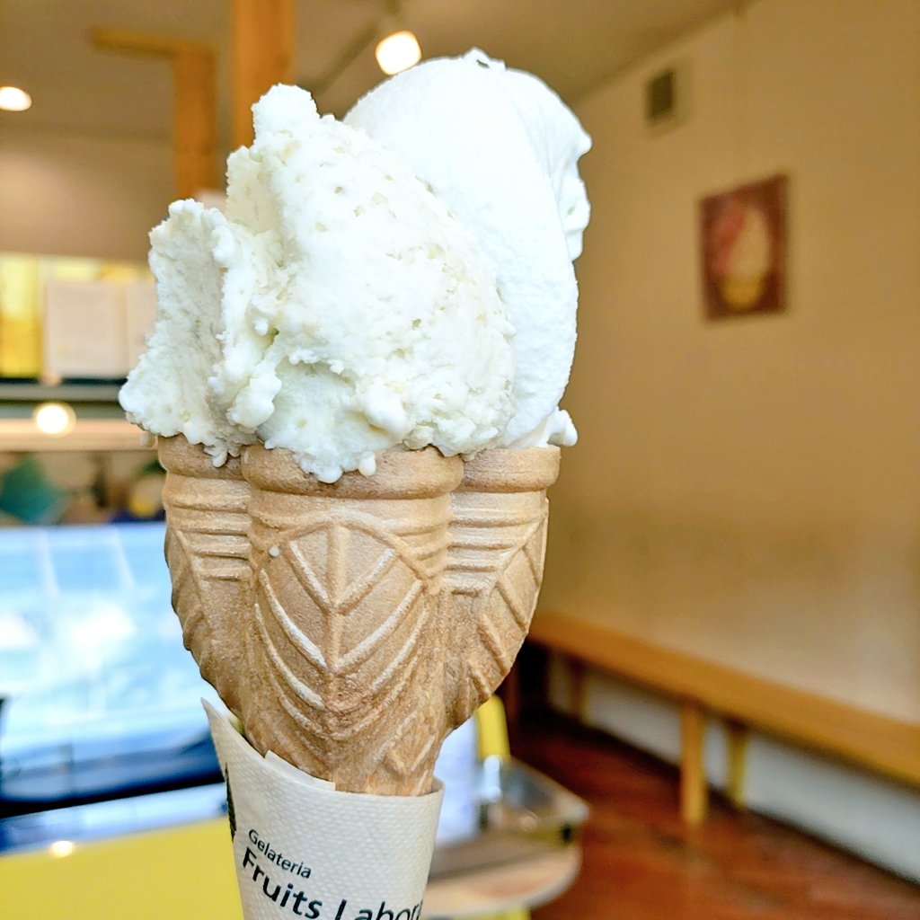 錦秋ゑびや寄席、ド最前で楽しんできました！みっちみちの会場で3席、兼好さんに「難民船」と表現されて爆笑

〆の抽選会は当たらずでしたが、景品の万博グッズ用の袋(ミャクミャク柄)の余りをスタッフさんにいただいて嬉しい。

帰りは馴染みのお姉さんとアイス食べた🍦嬉しい。 #おきく落語聞いた