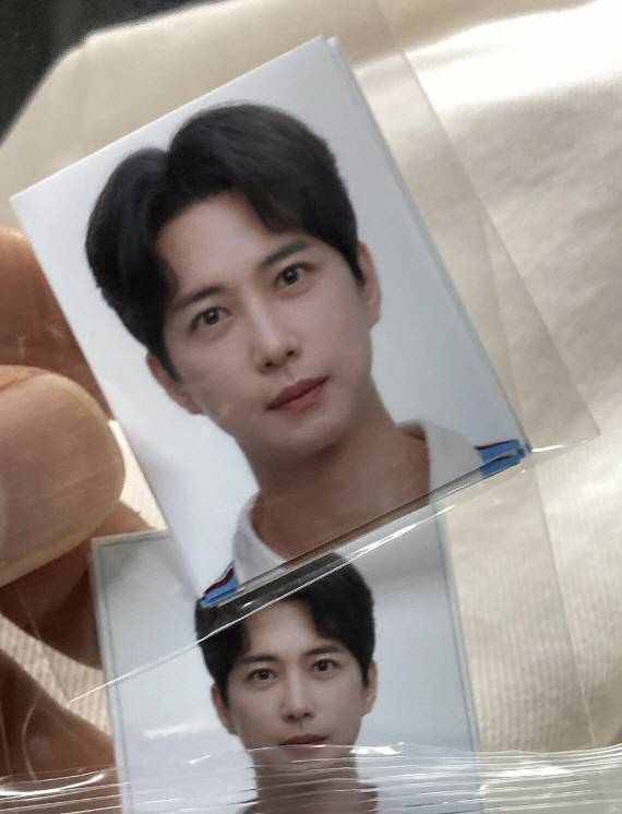tang__kira's tweet photo. Penyanyi Kim Wonjun (52 tahun) menunjukkan pas foto untuk KTP-nya.

Kim WOnjun cerita dulu tahun 2002 dia punya masalah kulit dan pergi ke demartologis untuk berobat, sampai sekarang dia masih terus rutin ke dermatologis tersebut dan skincarean.

Selain itu, Kim Wonjun ngerasa kalau rahasia awet mudanya itu hidup teratur, makan 3 kali sehari, ga ngerokok, dan ga minum alkohol

https://t.co/FSm7zpEi1M