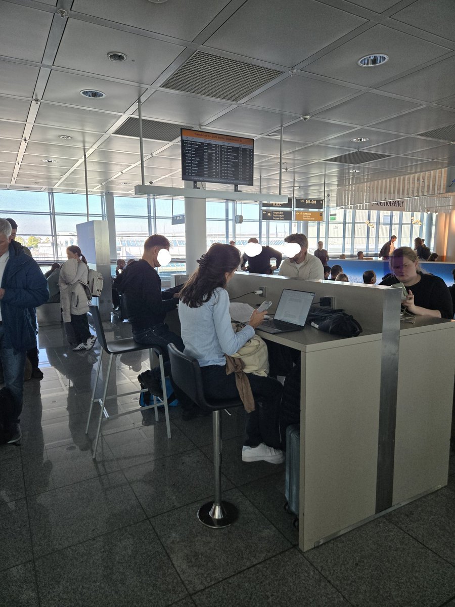 Münchens flygplats 2025. Finns typ inga eluttag för laddning av telefoner, laptops, surfplattor. Hittade 4 "arbetsstationer" av den typ som det finns massor av på Arlanda. (Surprise alla var upptagna). Tyskland har mycket att jobba på även med mycket enkla it-grejer...