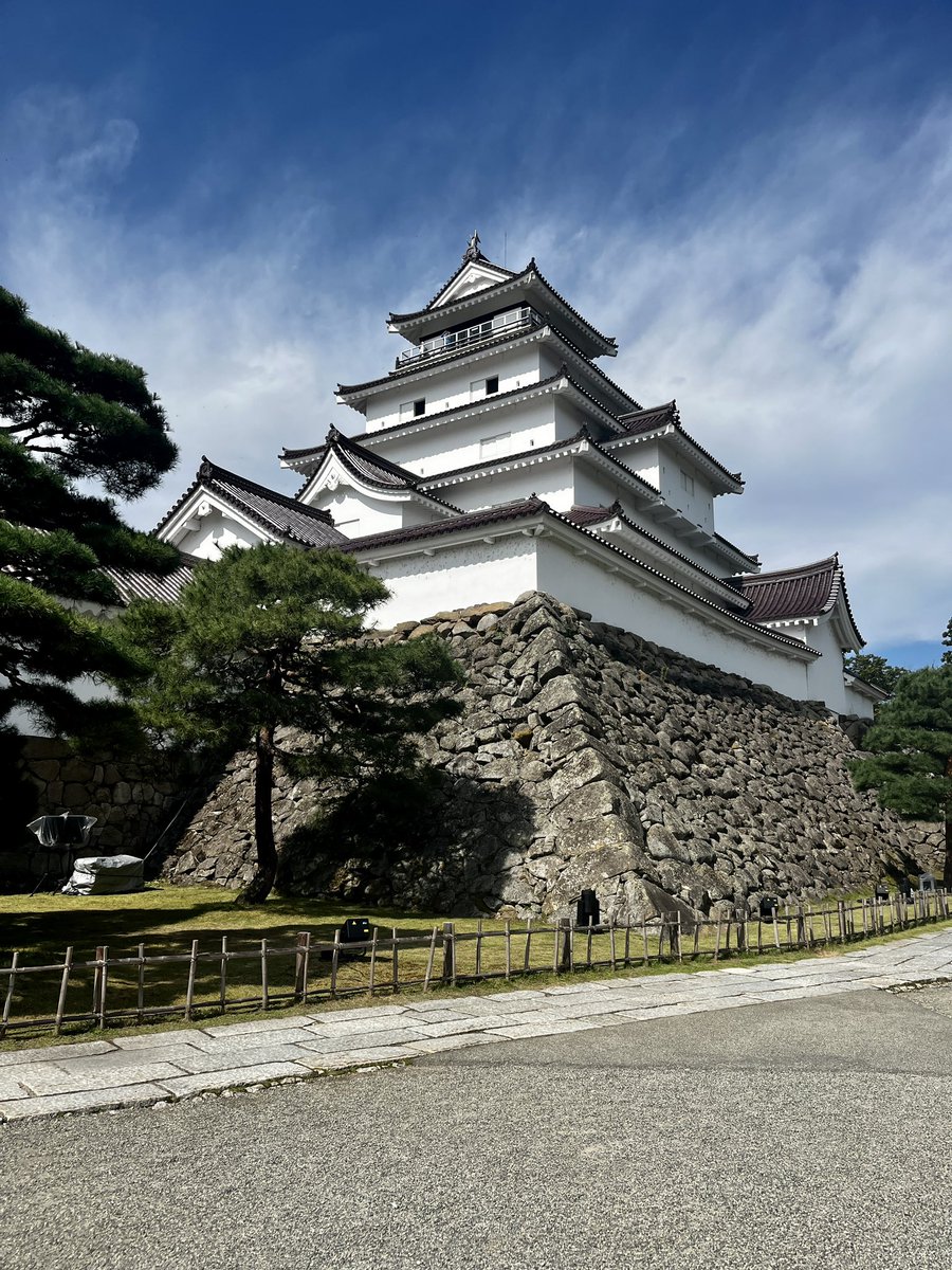typeRr_RNA's tweet photo. 鶴ヶ城へ入城🏯幕末を中心に会津の歴史を知ることができ、天守閣からは当時の地形と重ね合わせながら市内を一望して思いを馳せました。
同時入場できる茶室「麟閣」では、実際にお茶会の実演をしていてすごかった🍵
#天日昇りて凛と咲け2025 (@ 鶴ヶ城 in 会津若松市, 福島県) https://t.co/cBcK7jZMgB https://t.co/oenOmbuczQ